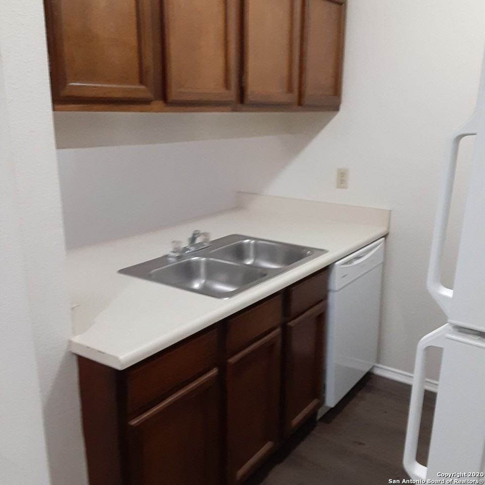 5517 Lochmoor Apt 1 - Photo 5 of 13