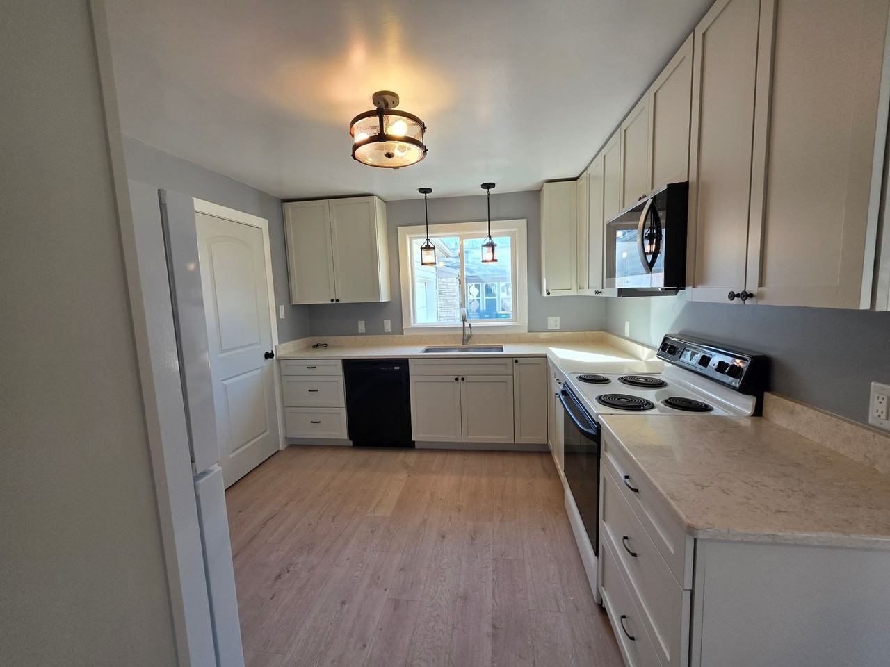 367 Mohawk Ave - Photo 3 of 16