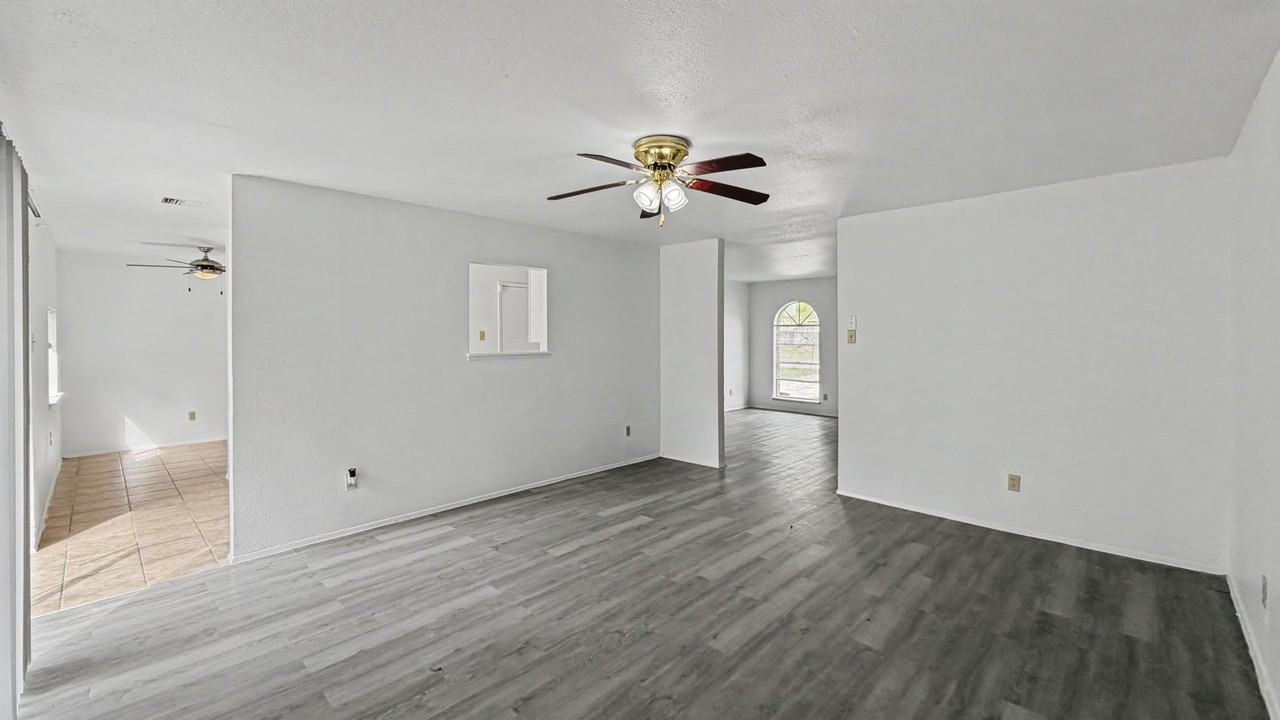 130 Astoria Dr - Photo 4 of 35