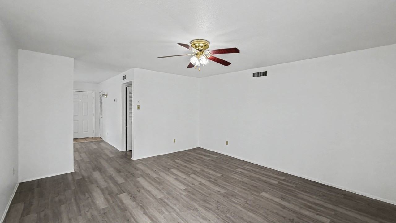 130 Astoria Dr - Photo 5 of 35