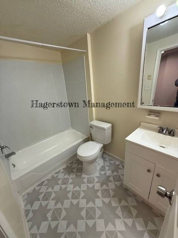 128 Clarkson Ave - Photo 5 of 7