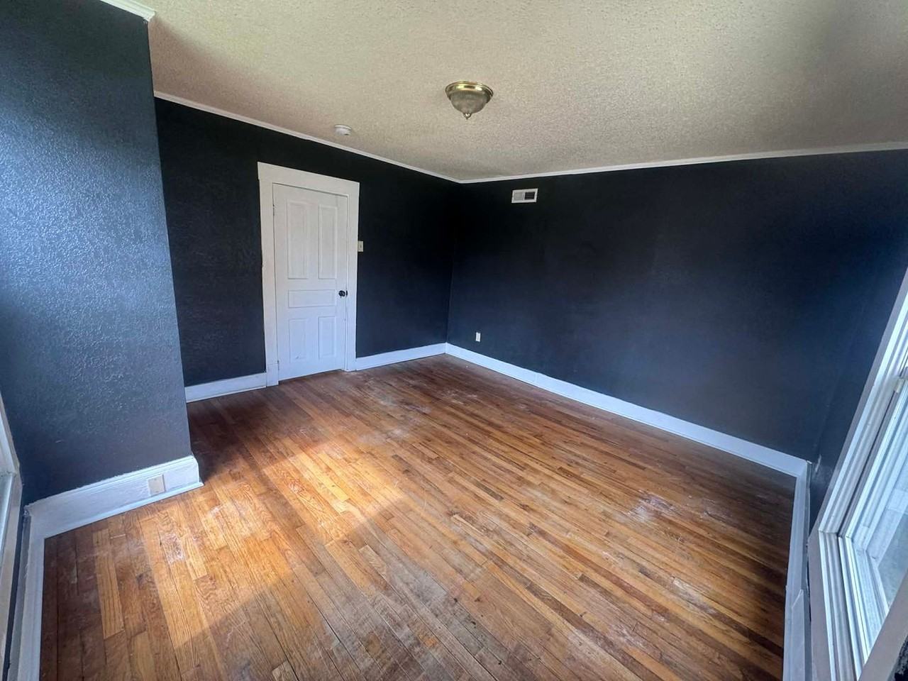 1823 E Glenwood Ave - Photo 5 of 8