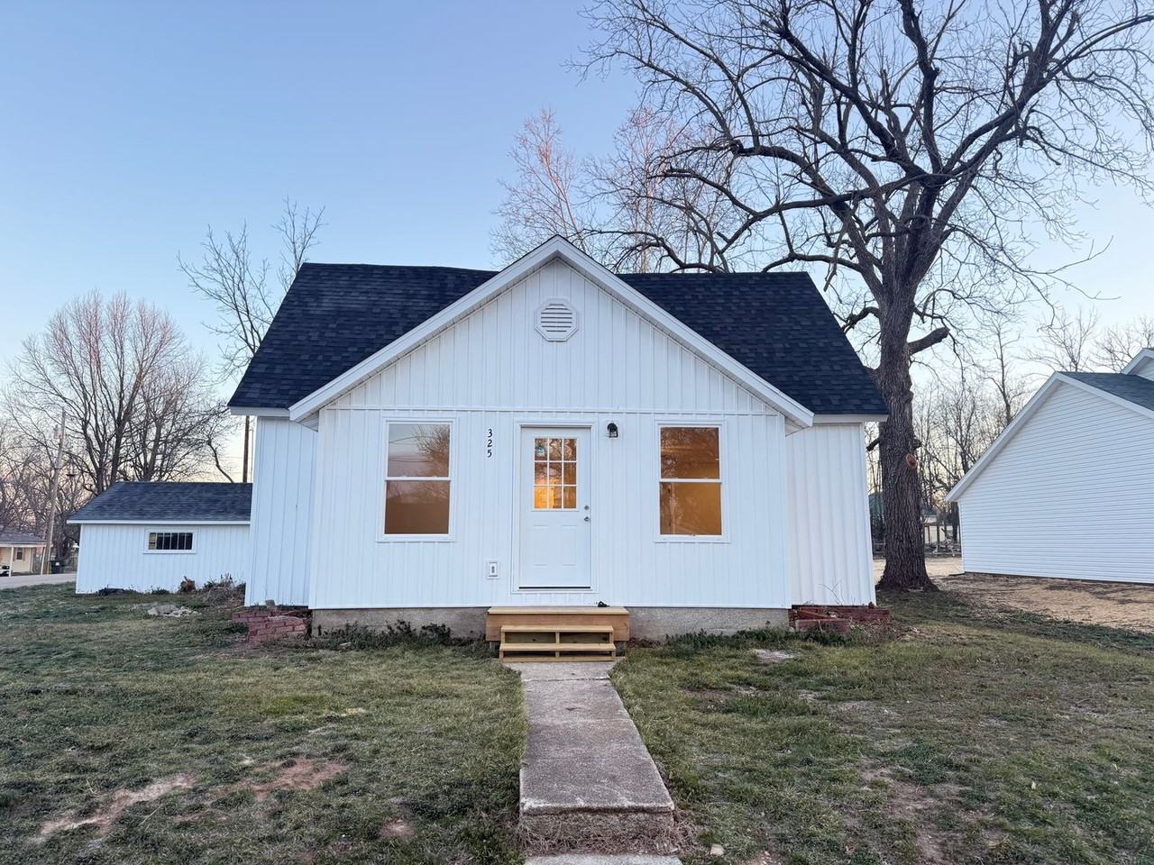 325 W Tyndal St - Photo 2 of 30