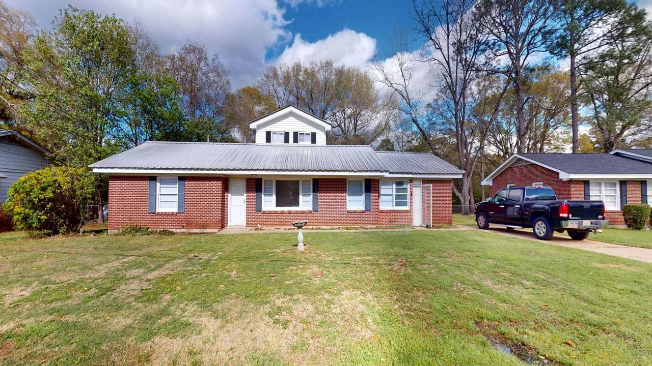 1003 Geneva St - Photo 3 of 21