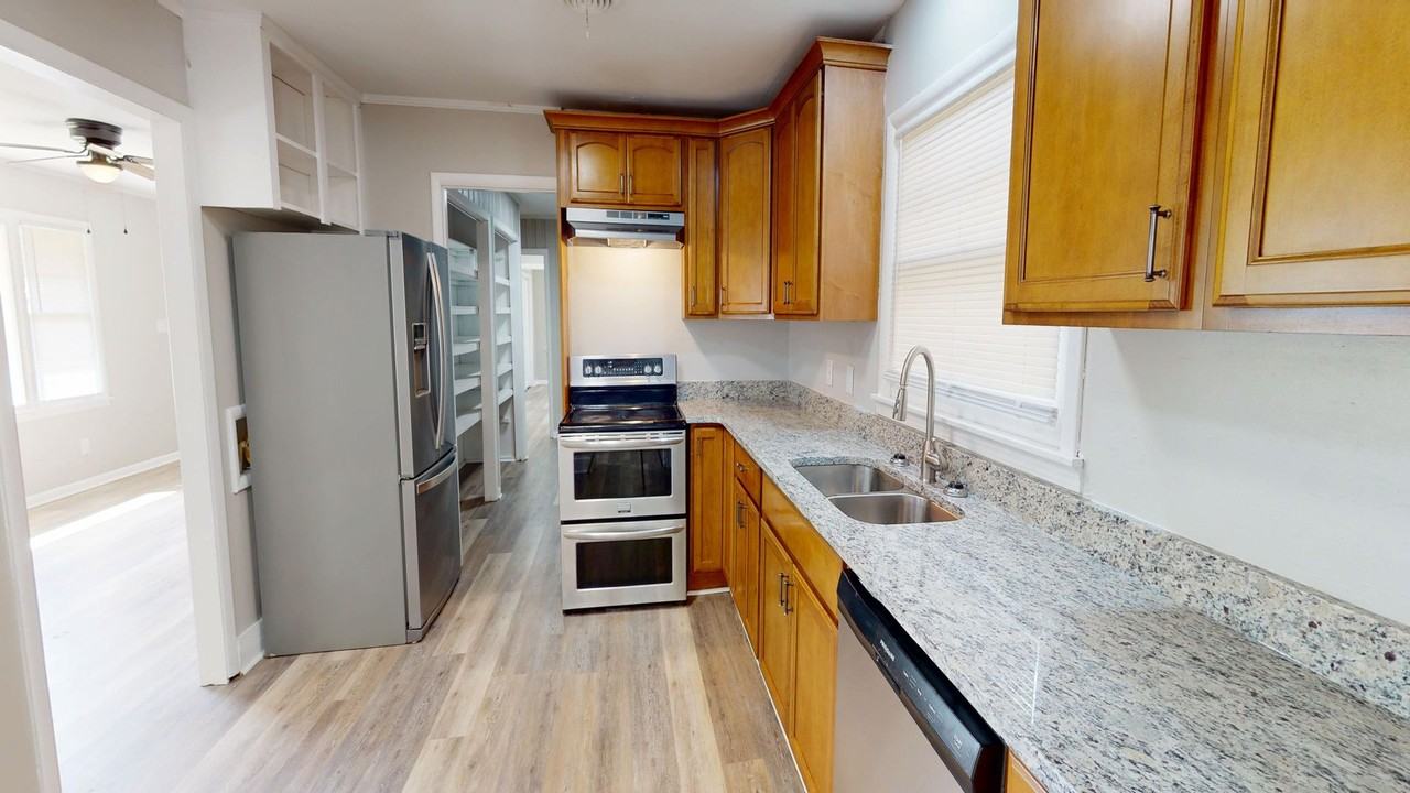 1003 Geneva St - Photo 5 of 21