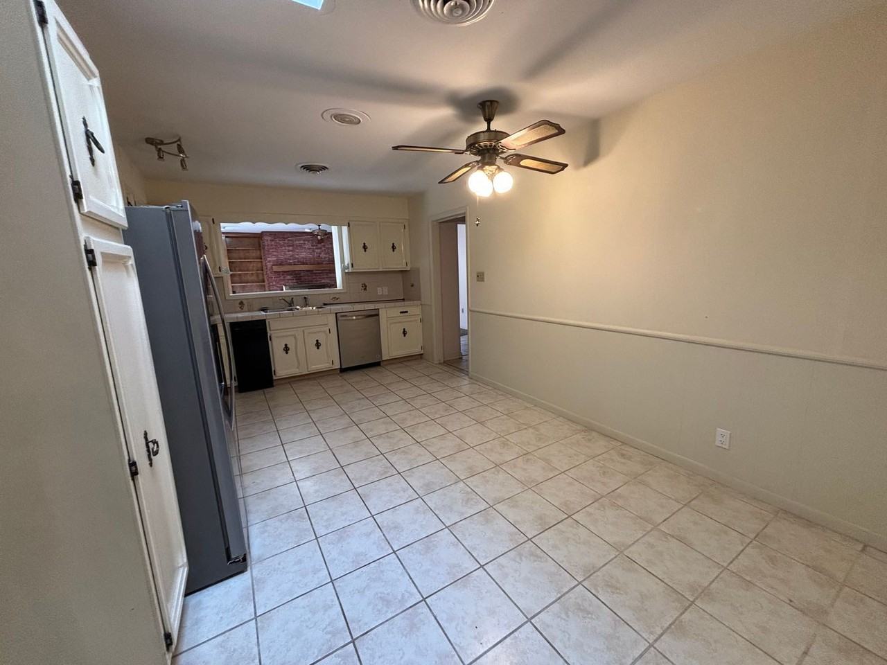 467 Pennsylvania Ave - Photo 4 of 22