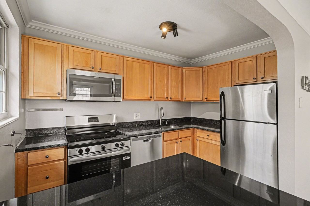 1416 Ivy St - Photo 4 of 10