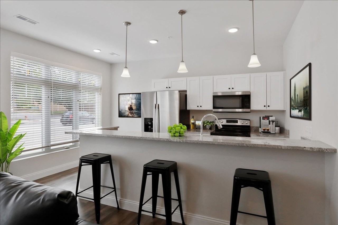 302 W Clark St - Photo 3 of 19