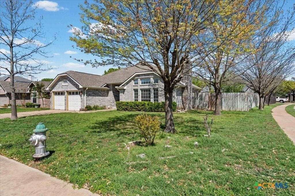 8900 Marthas Dr - Photo 3 of 27