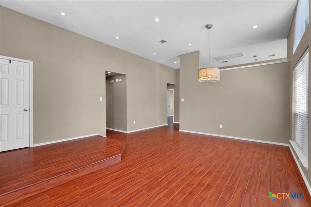 8900 Marthas Dr - Photo 7 of 27