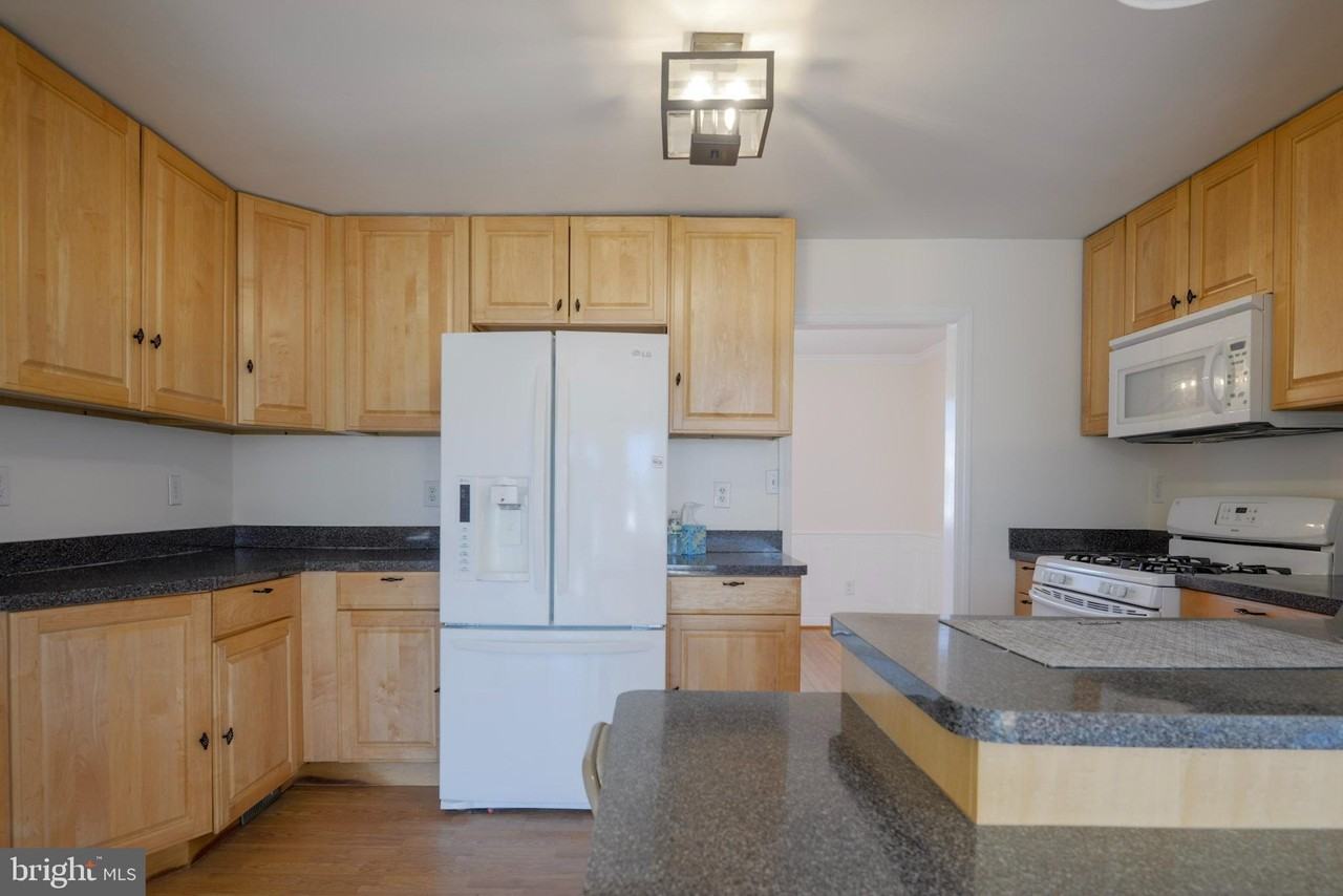 224 Waverly Rd - Photo 5 of 17