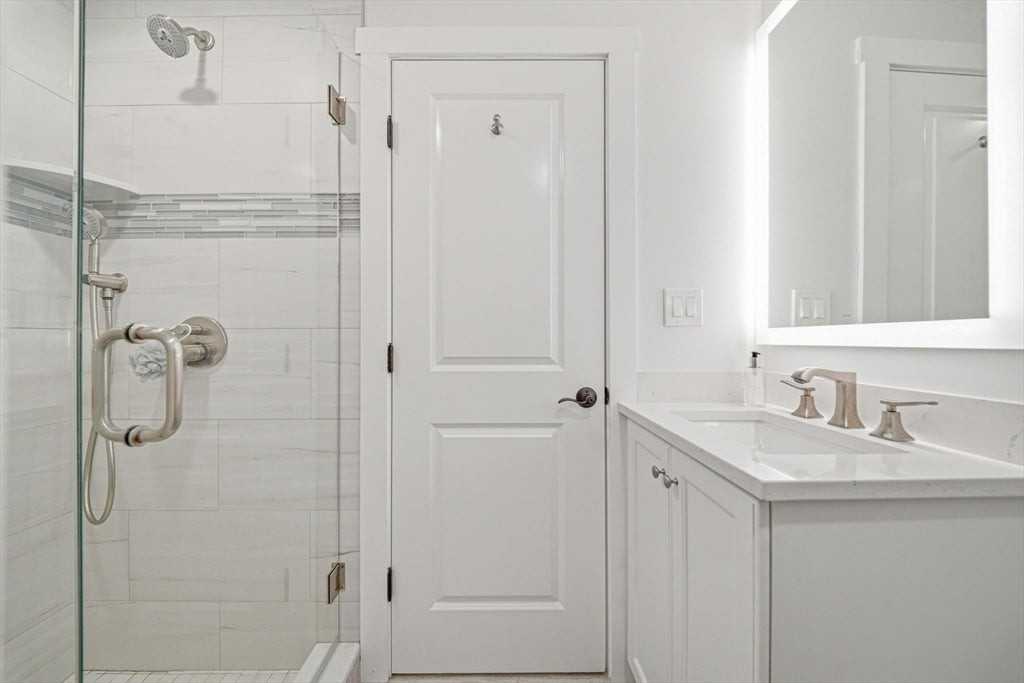 286 Beacon St - Photo 4 of 40