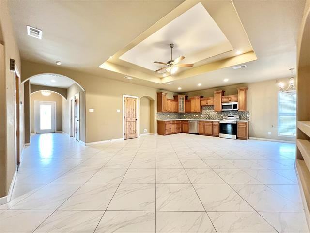 12430 Keith Rd - Photo 3 of 31