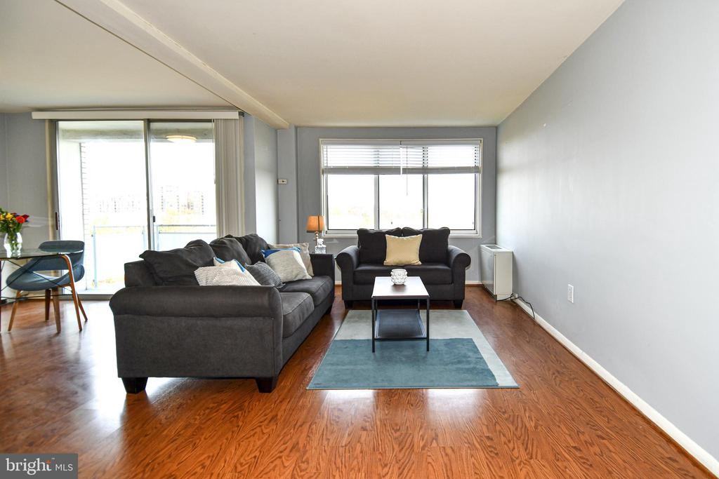 10201 Grosvenor Pl - Photo 6 of 43