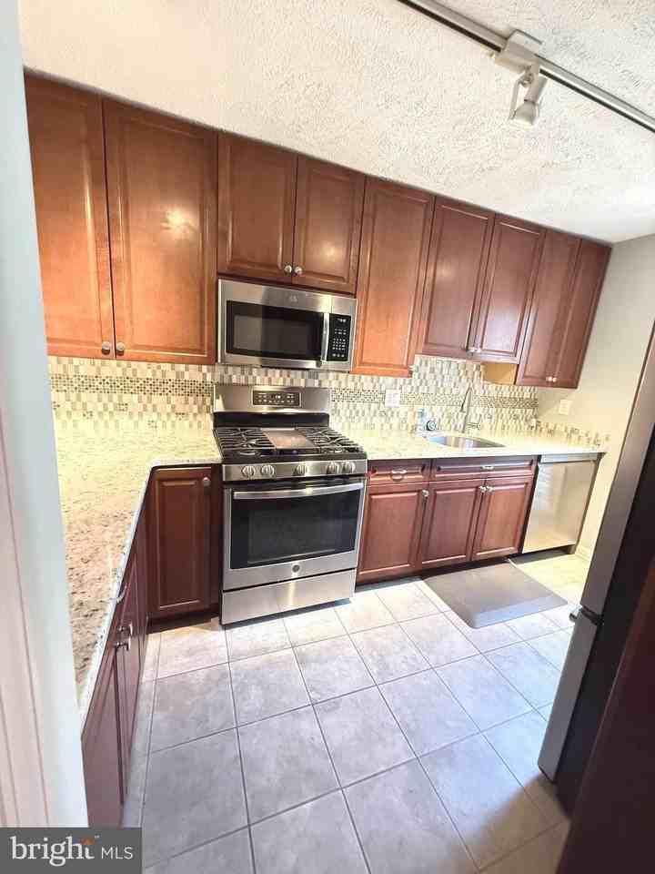 10002 Oakton Terrace Rd - Photo 3 of 34