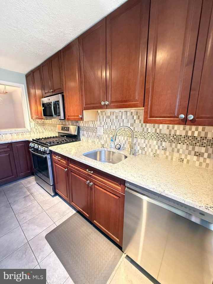 10002 Oakton Terrace Rd - Photo 4 of 34