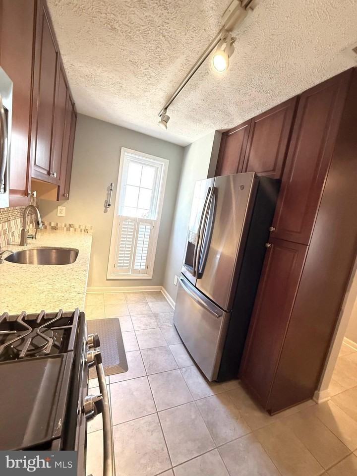 10002 Oakton Terrace Rd - Photo 5 of 34