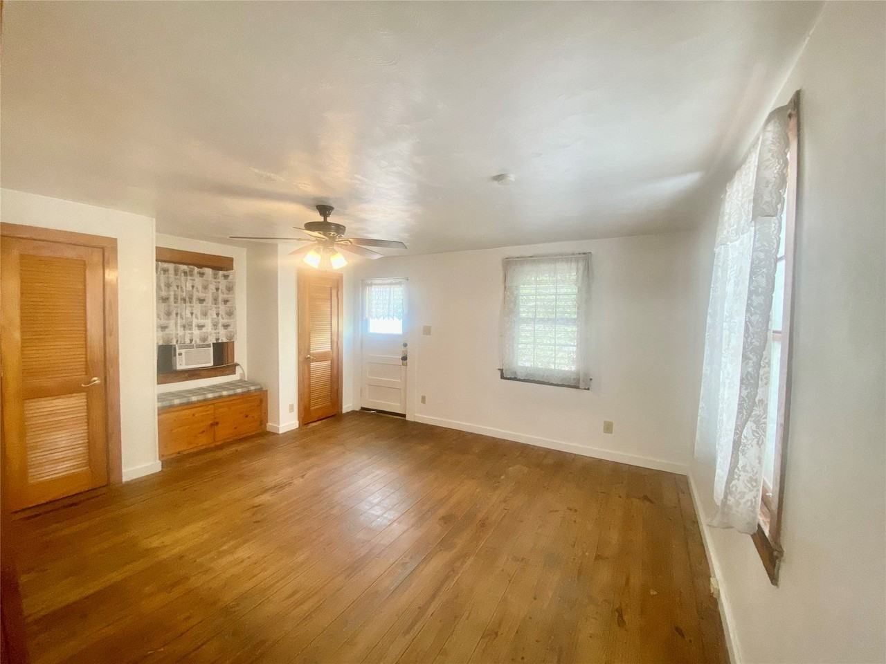 5618 Avenue L ##Up - Photo 6 of 12