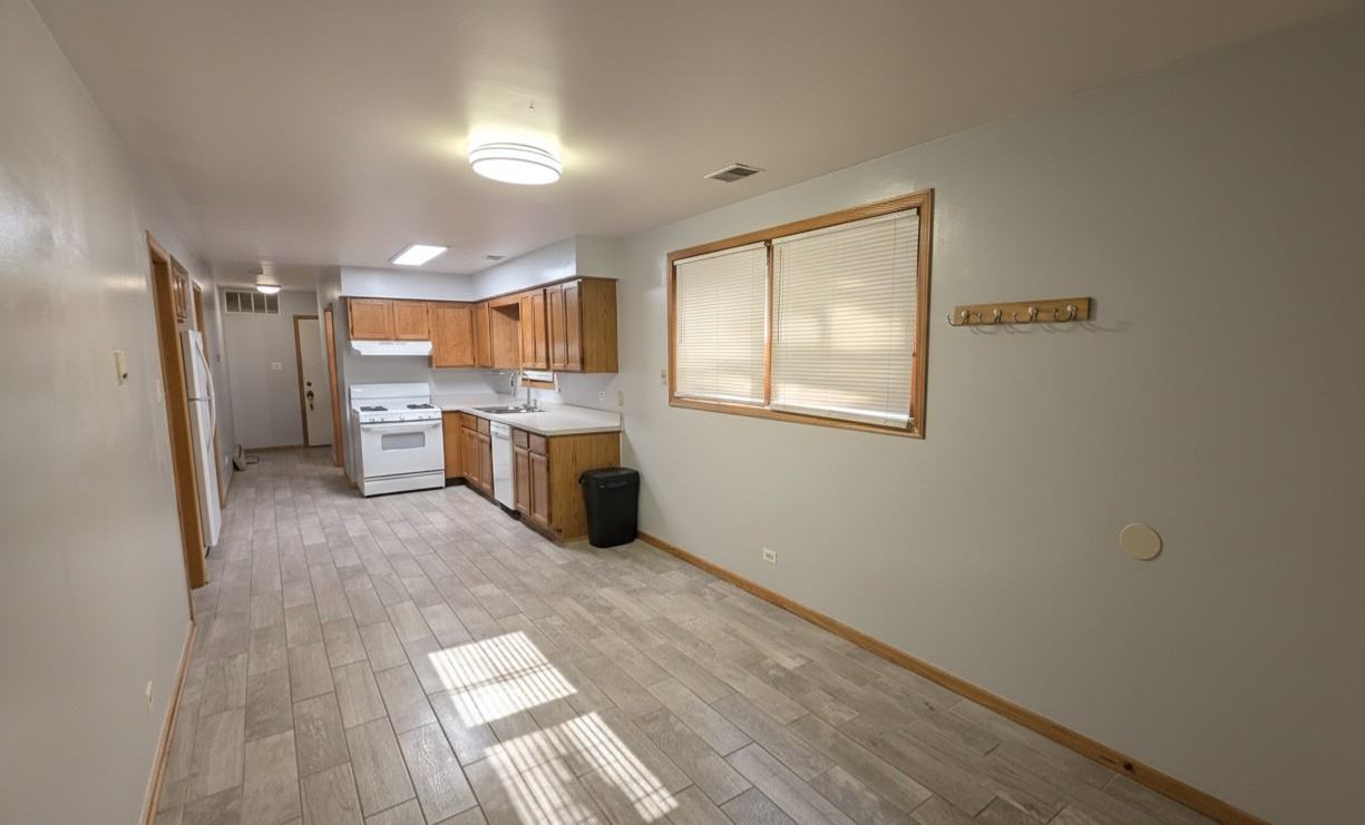 445 W 37th St - Photo 3 of 9