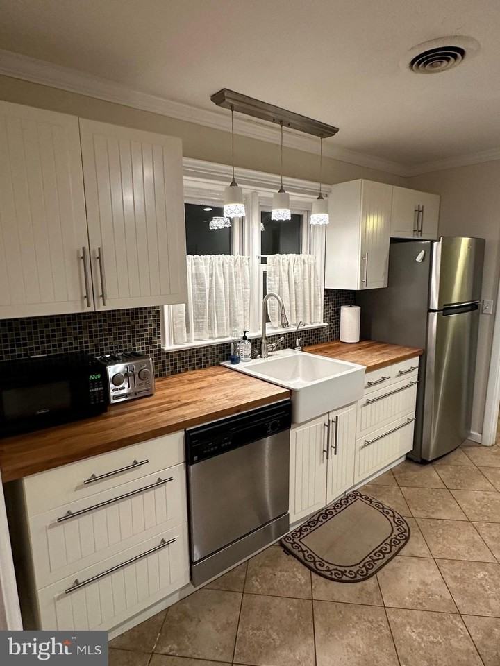 8754 Signal Hill Rd - Photo 5 of 15