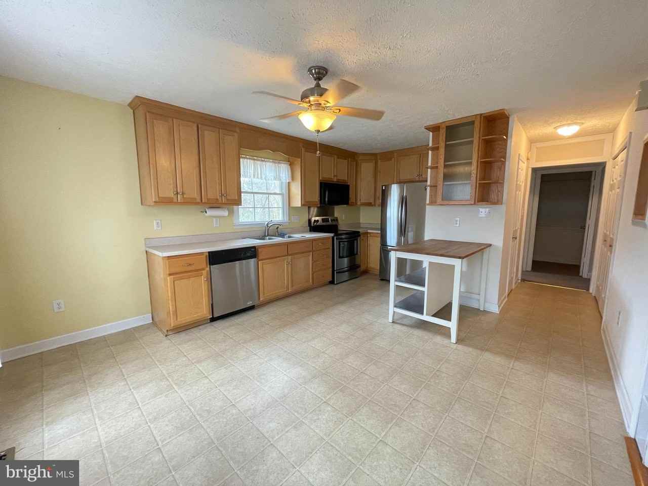 588 Wakefield Dr - Photo 4 of 18