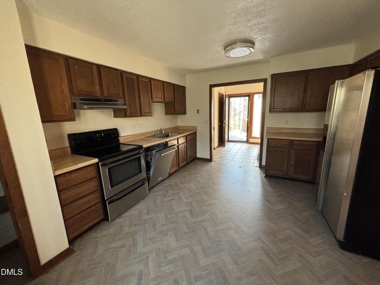 716 Carl Dr - Photo 4 of 35