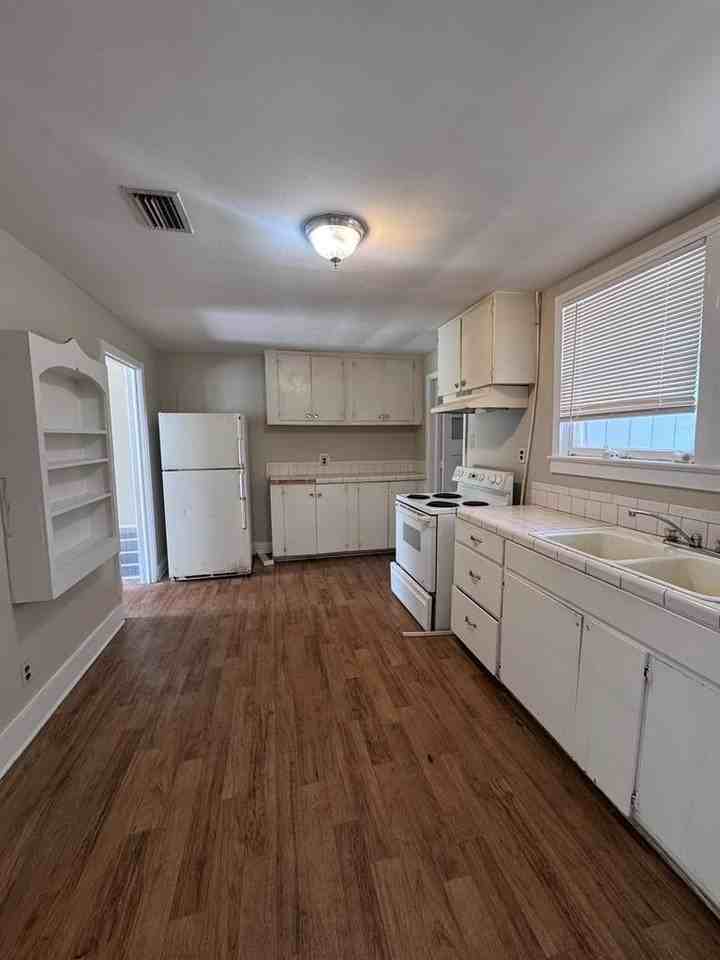 704 W Cranford Ave - Photo 4 of 12