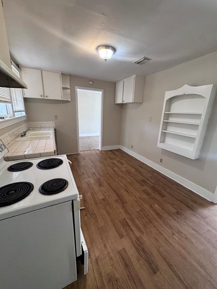 704 W Cranford Ave - Photo 5 of 12