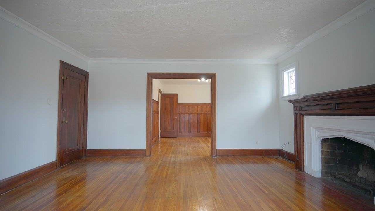 1082 Avenue Rd #2FL - Photo 6 of 19