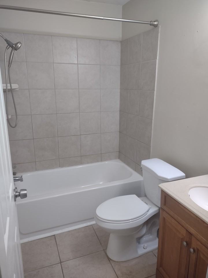 511 W 4th St #E - Photo 3 of 8