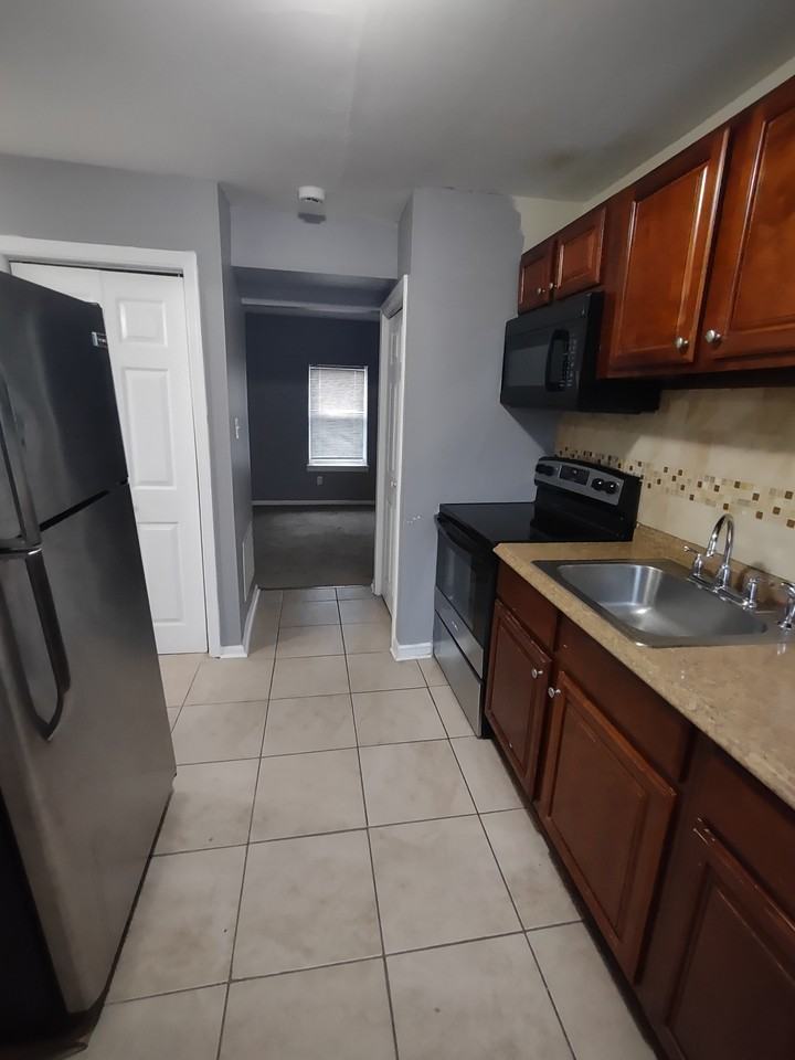 511 W 4th St #E - Photo 6 of 8