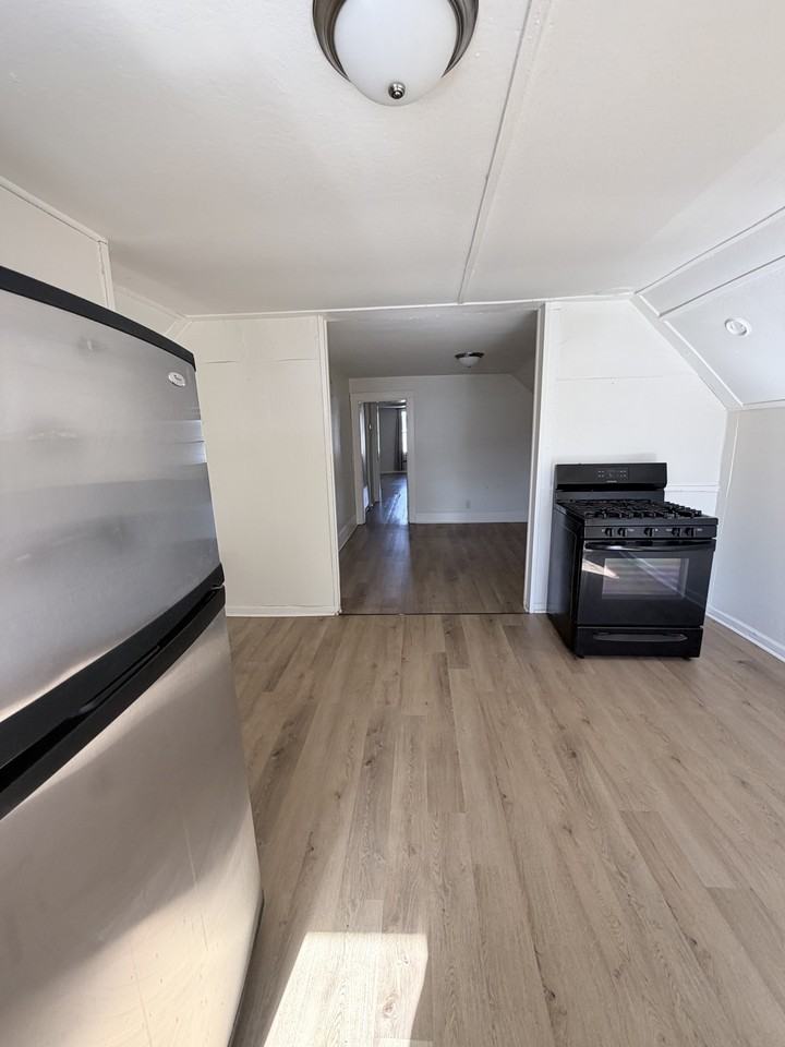 2210 W Iowa St #2 - Photo 3 of 6