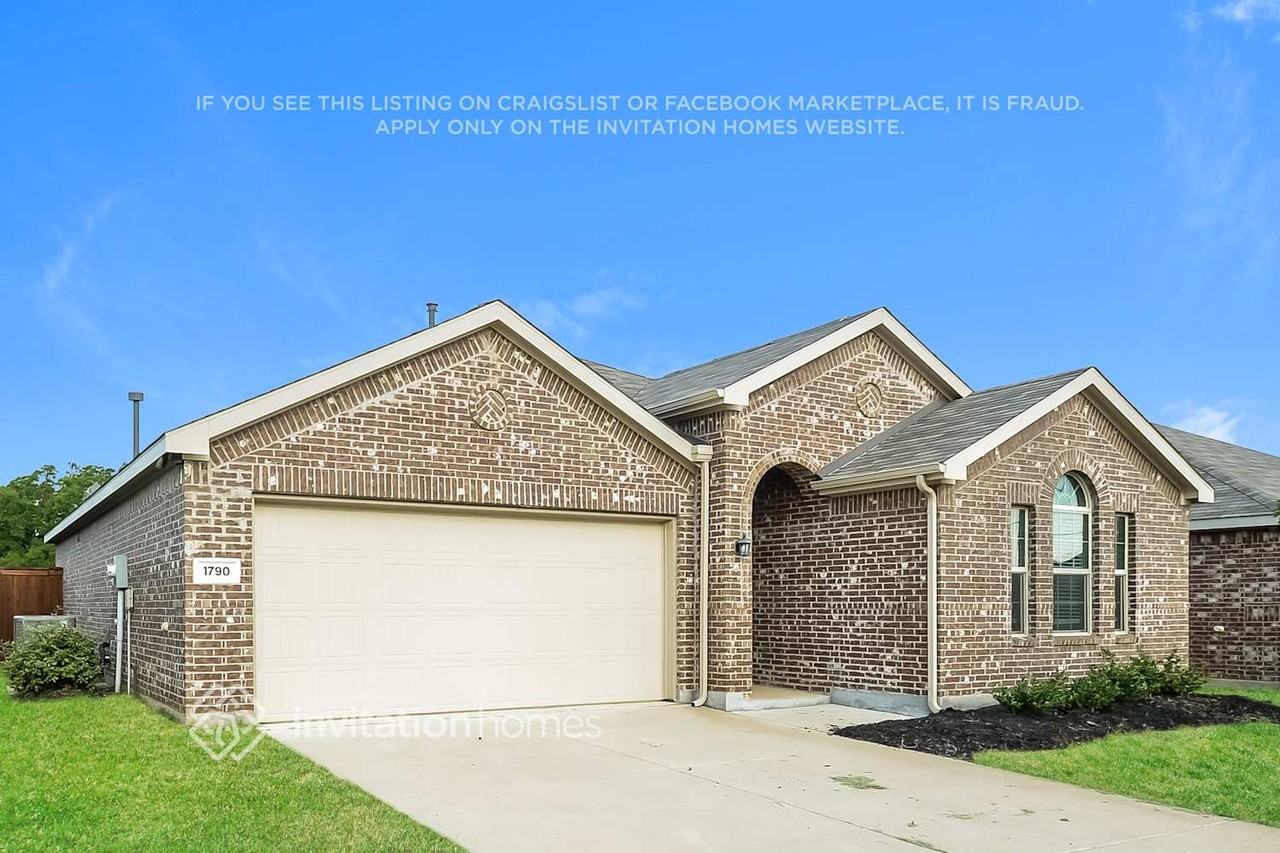 1790 Alamandine Ave - Photo 2 of 15