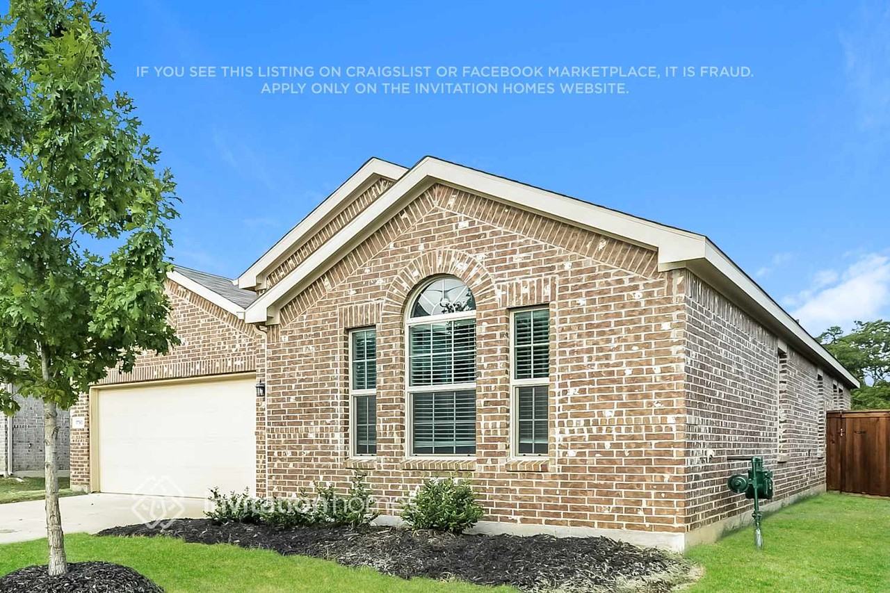 1790 Alamandine Ave - Photo 3 of 15