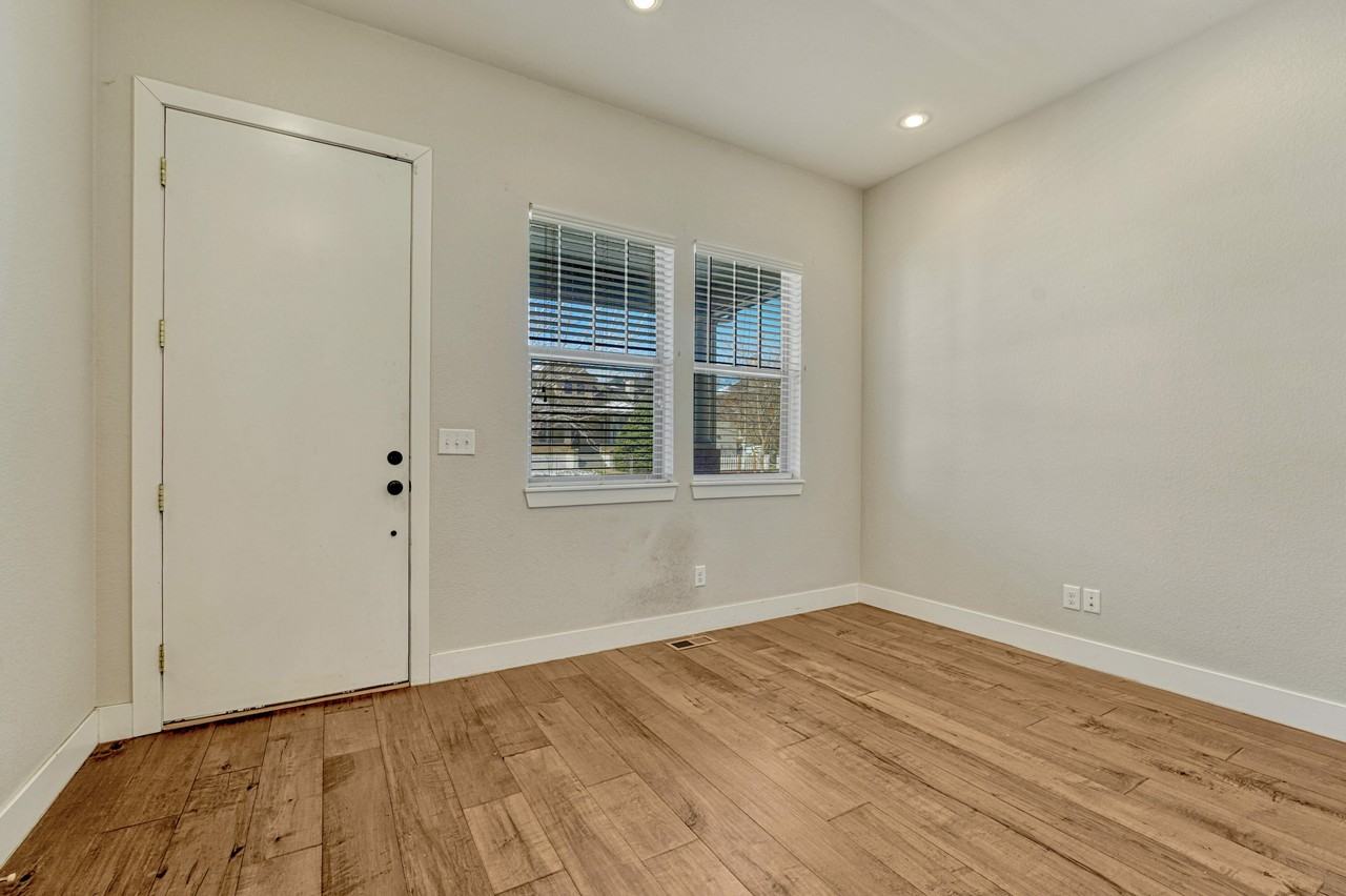 534 S Lincoln St - Photo 3 of 45