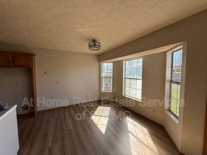 1240 Vintage Ln - Photo 3 of 10