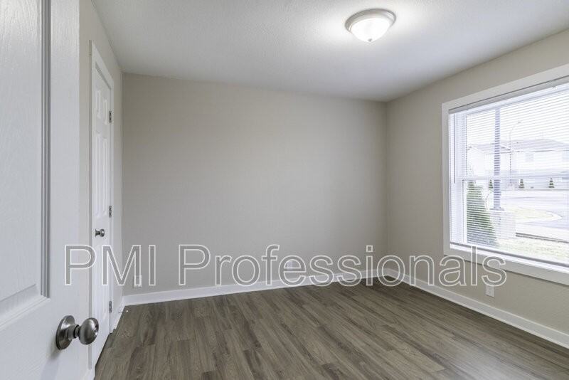 111 Kingsridge Dr - Photo 5 of 9