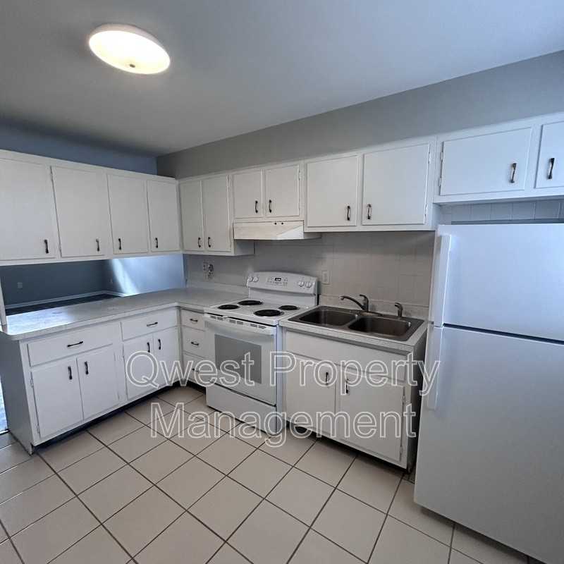 405 E Woodlawn Ave #6 - Photo 2 of 7