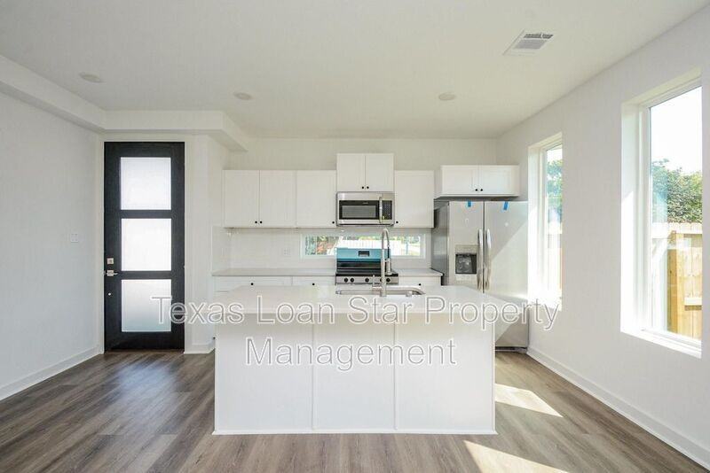 4358 Clover St #A - Photo 3 of 33