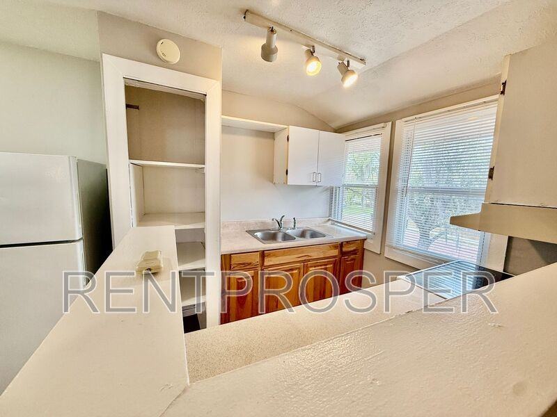 728 Arlington St #C - Photo 4 of 13