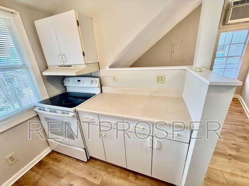 728 Arlington St #C - Photo 5 of 13