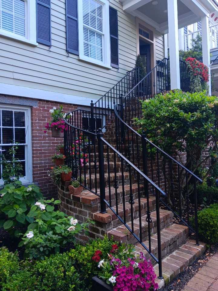 203 West Waldburg Street - Photo 2 of 22