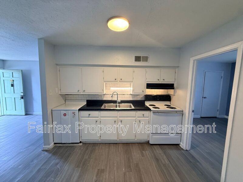 1011 Burke St #6 - Photo 3 of 7