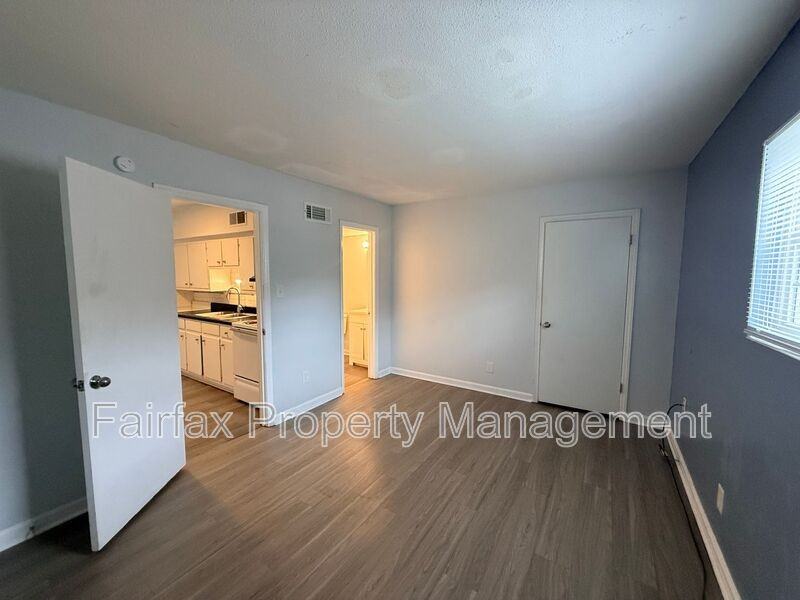 1011 Burke St #6 - Photo 5 of 7