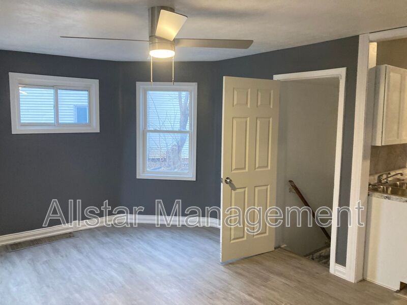 760 W 9th St - Photo 3 of 25