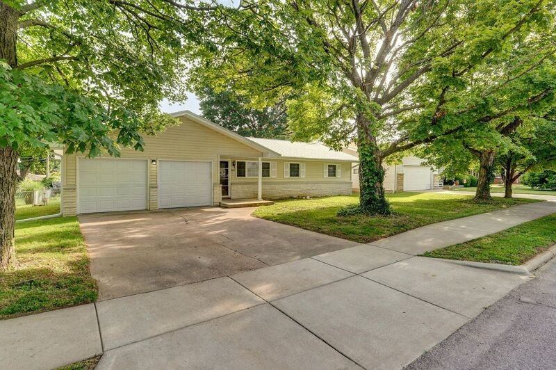 2137 E Madison St - Photo 2 of 20