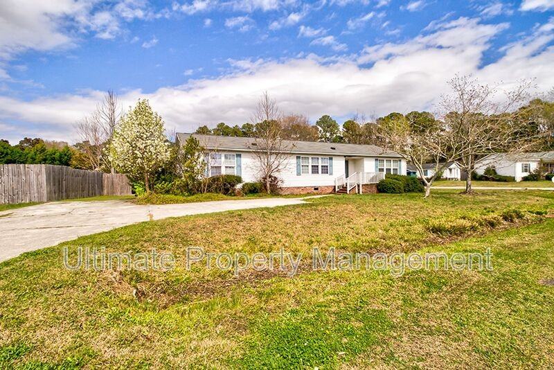 9390 Holbrook Dr - Photo 2 of 22