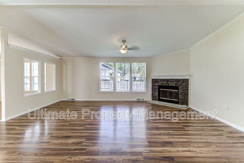 9390 Holbrook Dr - Photo 4 of 22