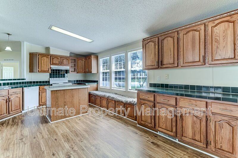 9390 Holbrook Dr - Photo 6 of 22