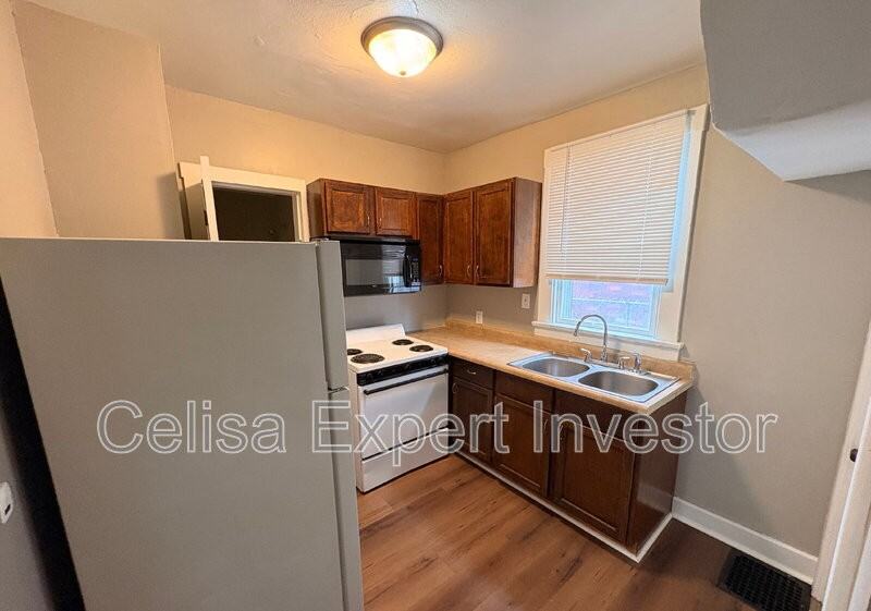 3609 S Harrison St - Photo 4 of 9